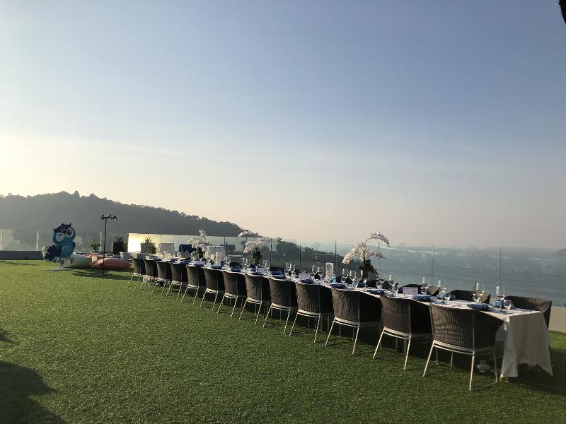 Crest Resort and Pool Villas - Teras