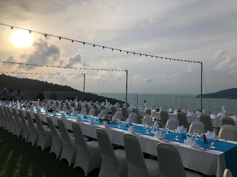 Crest Resort and Pool Villas - Teras