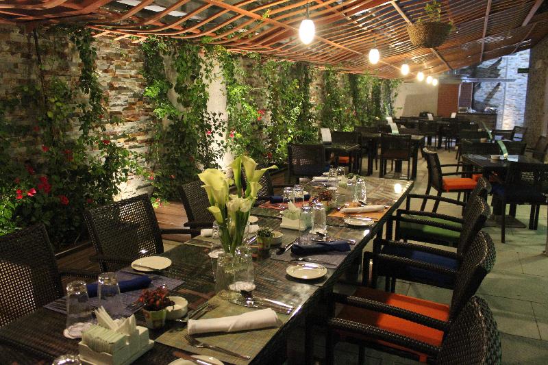 Holiday Inn Jeddah Gateway - Bar