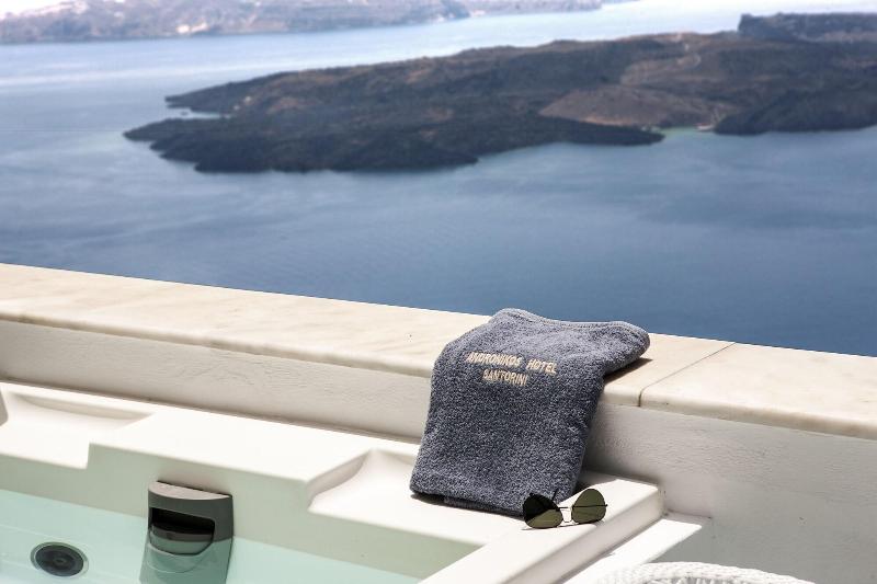 Andronikos Santorini - Aktivite