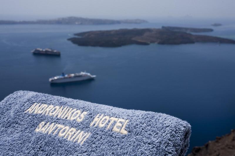 Andronikos Santorini - Aktivite