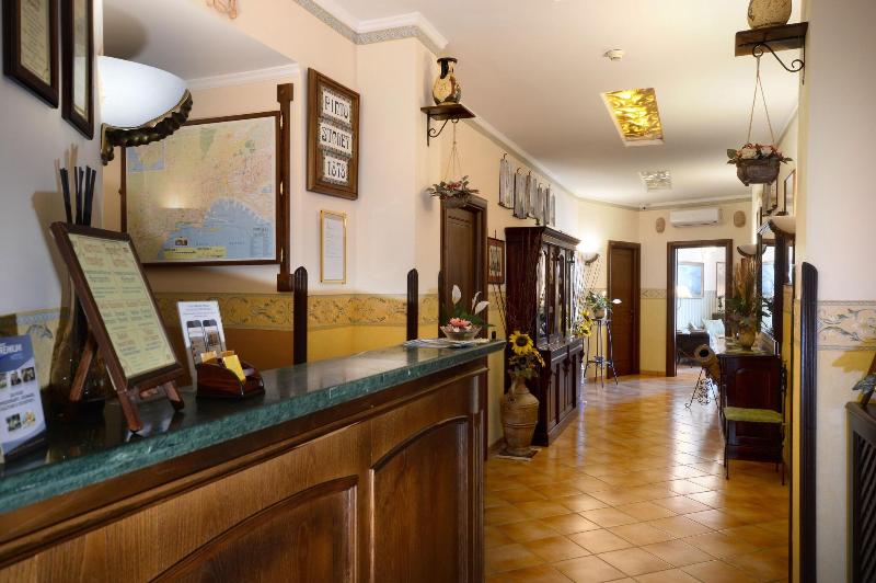 Pinto-Storey Hotel - Lobi