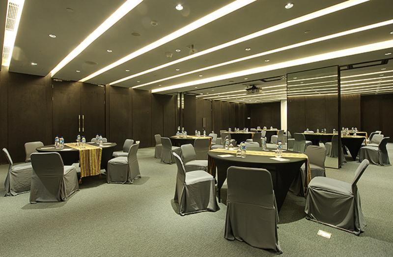 Ra Premiere Simatupang - Toplantı