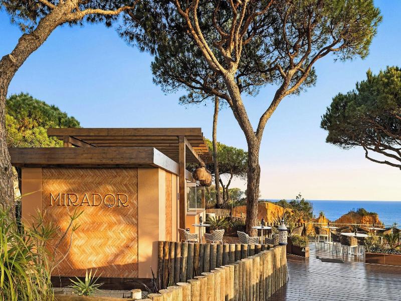 Pine Cliffs Ocean Suites - Bar