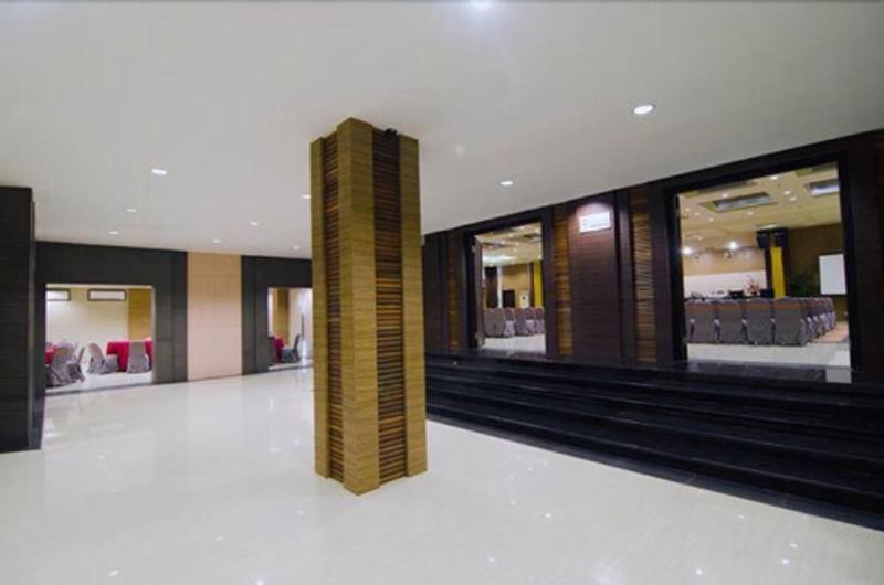 Aria Barito - Lobi