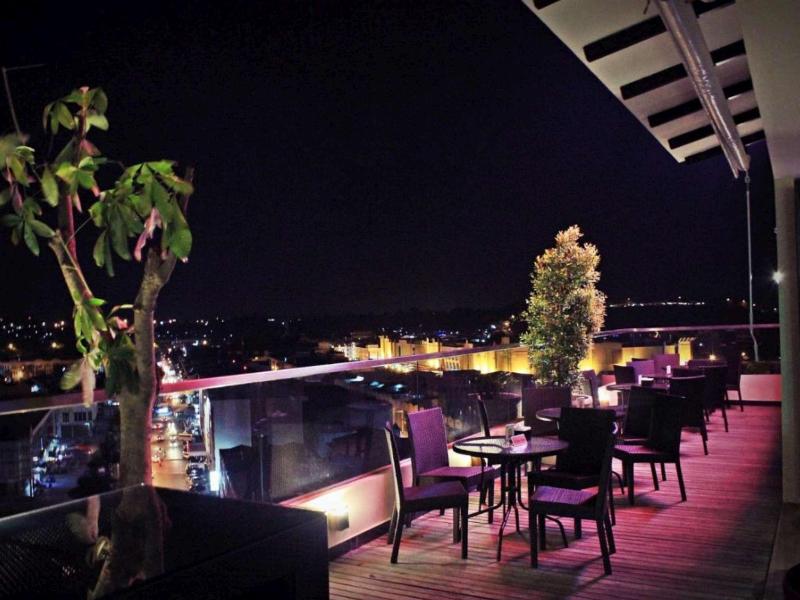 Biz Hotel Batam - Bar