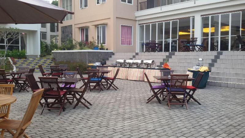 Casa Monte Rosa Hotel Ciloto Puncak - Restoran