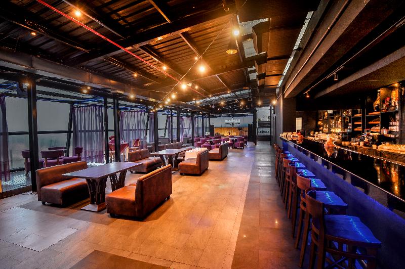 Grand Edge Hotel Semarang - Bar