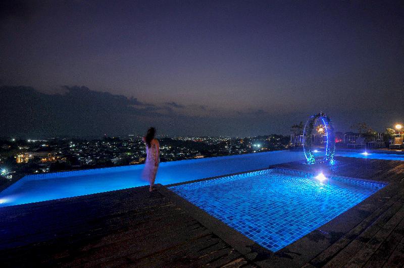 Grand Edge Hotel Semarang - Havuz