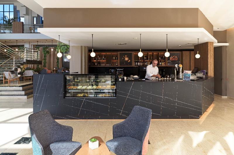 St George Beach Hotel & Spa Resort - Bar