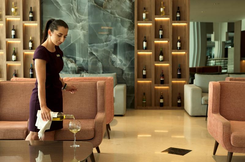 St George Beach Hotel & Spa Resort - Bar