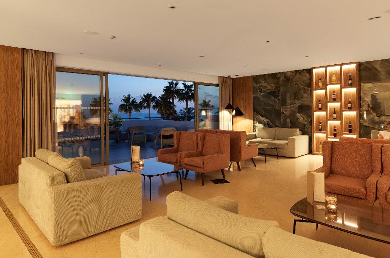 St George Beach Hotel & Spa Resort - Bar