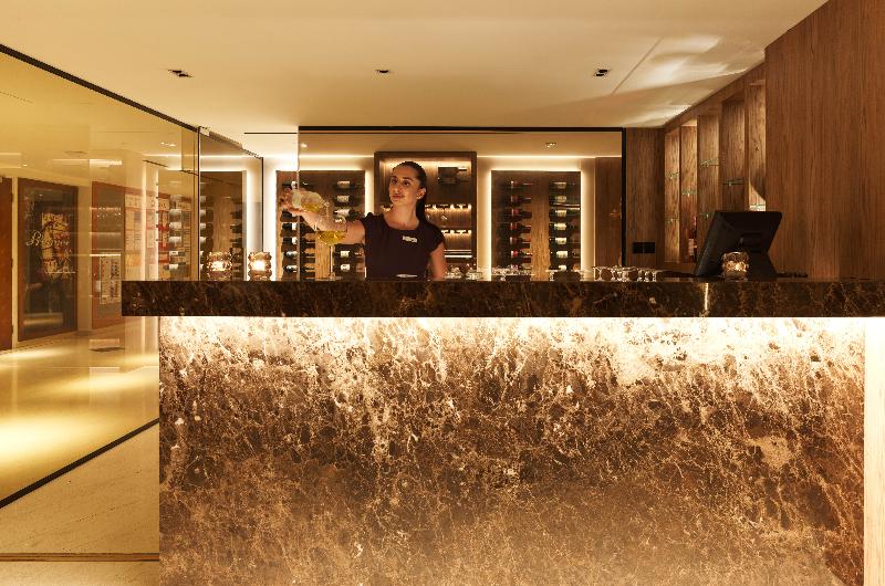 St George Beach Hotel & Spa Resort - Bar