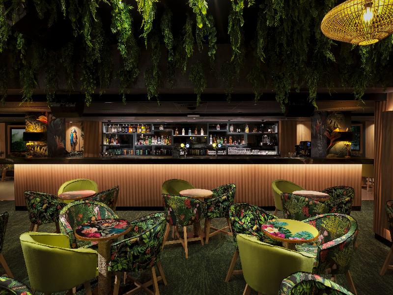 St George Beach Hotel & Spa Resort - Bar
