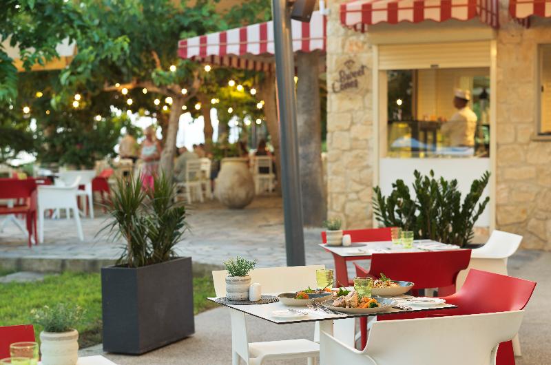 St George Beach Hotel & Spa Resort - Restoran