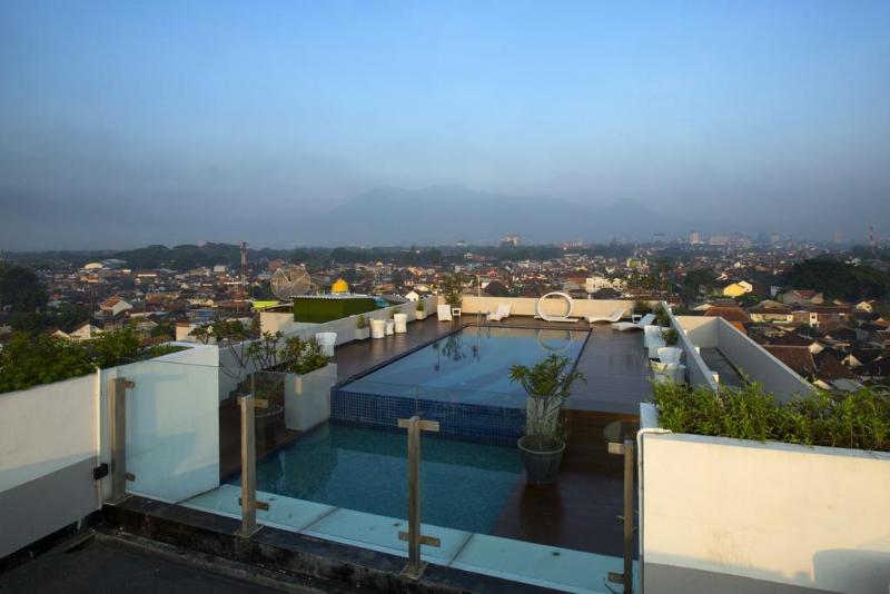 MaxOneHotels.com @ Malang - Havuz
