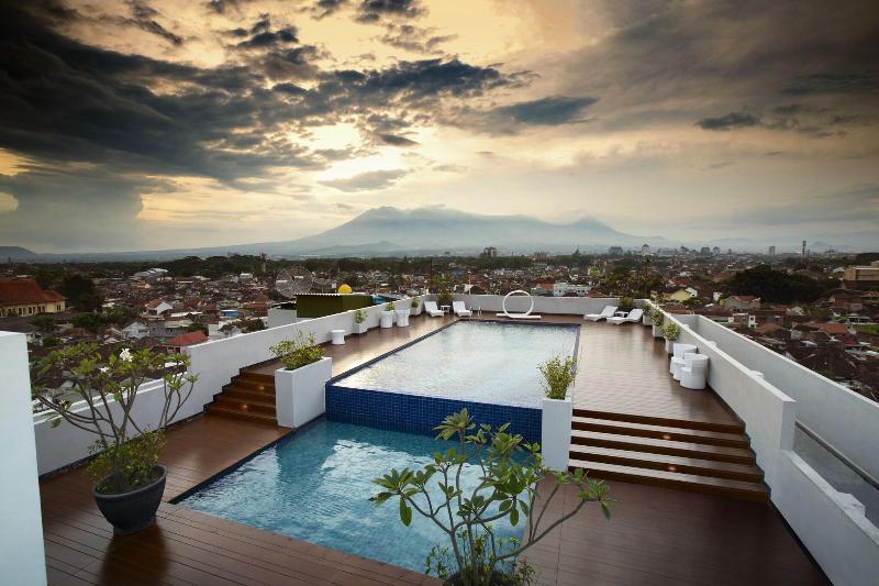 MaxOneHotels.com @ Malang - Havuz