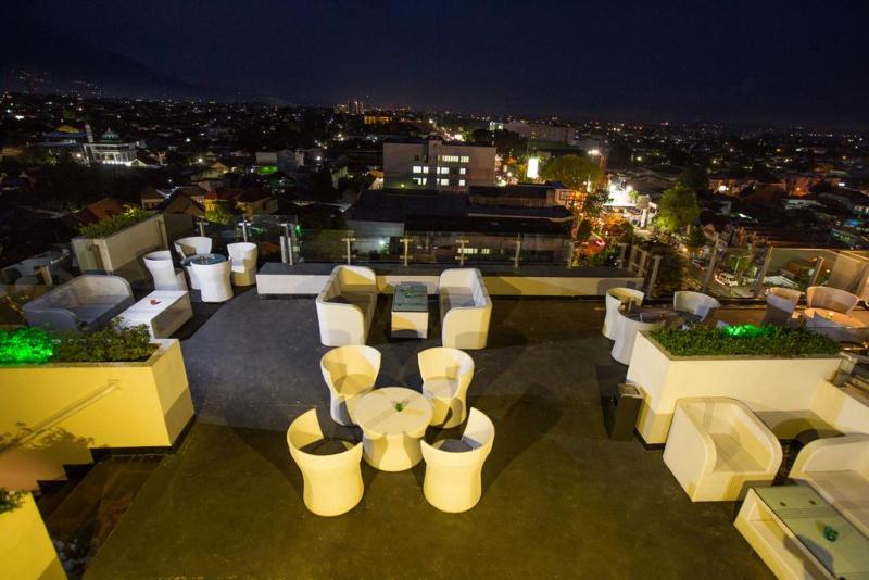 MaxOneHotels.com @ Malang - Teras