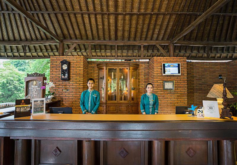 Royal Trawas Hotel & Cottages - Lobi