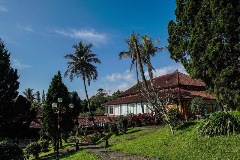 Royal Trawas Hotel & Cottages - Teras