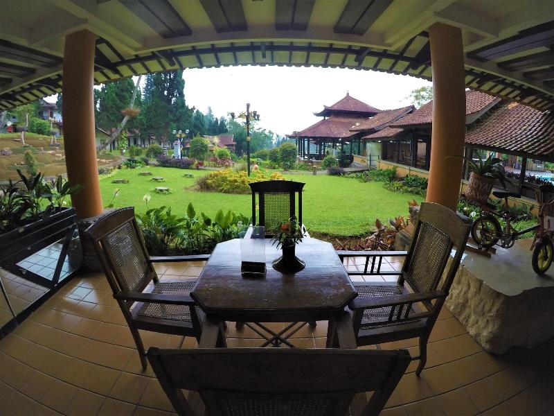 Royal Trawas Hotel & Cottages - Teras