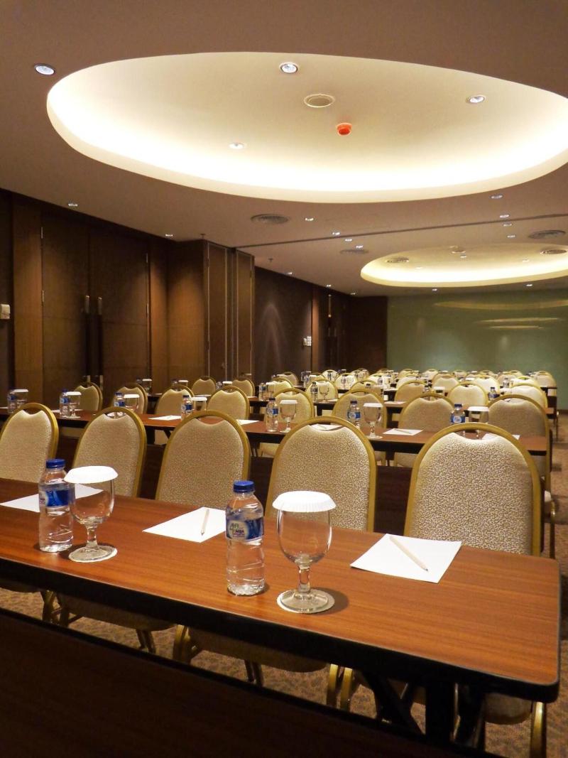 Soll Marina Serpong - Toplantı