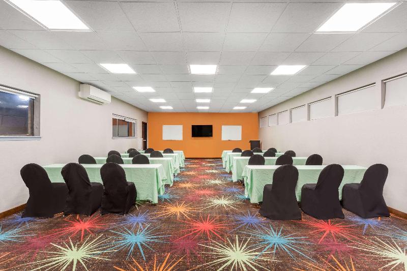 Days Inn by Wyndham Woodbury Long Island - Toplantı