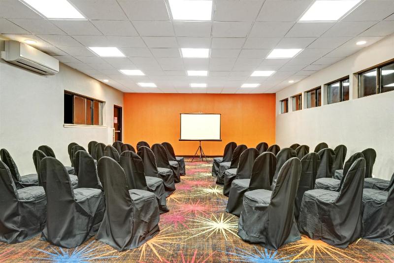 Days Inn by Wyndham Woodbury Long Island - Toplantı