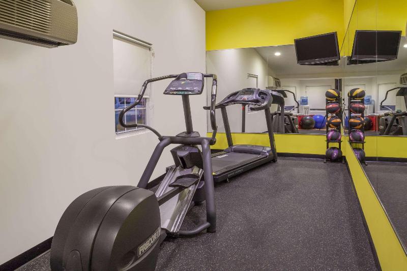 Days Inn by Wyndham Woodbury Long Island - Aktivite