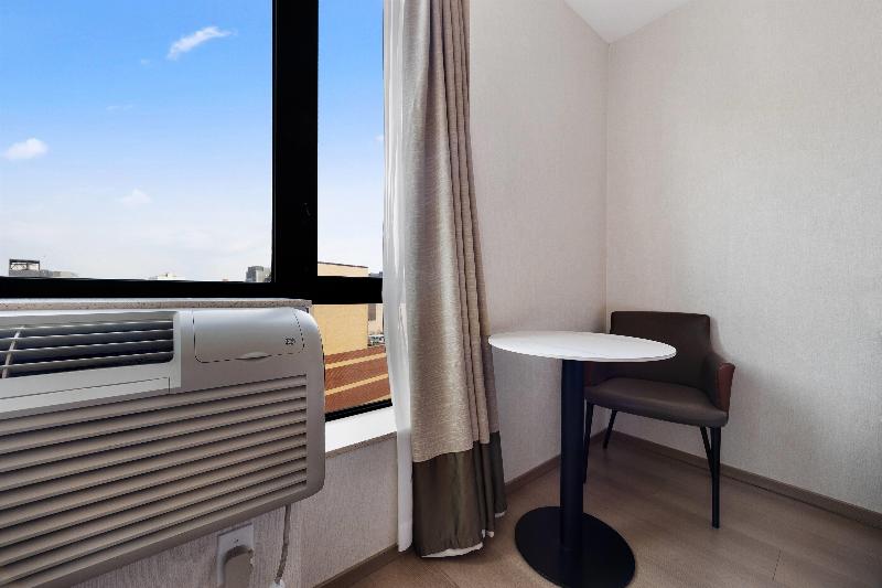 Ramada by Wyndham Flushing Queens - Oda