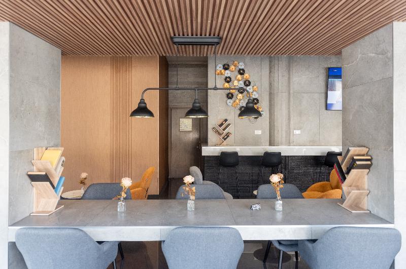 Rise Hotel - Lobi