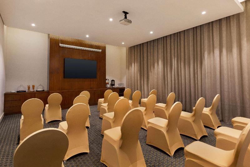 Ramada By Wyndham Dubai Barsha Heights Ex AurisInn - Toplantı