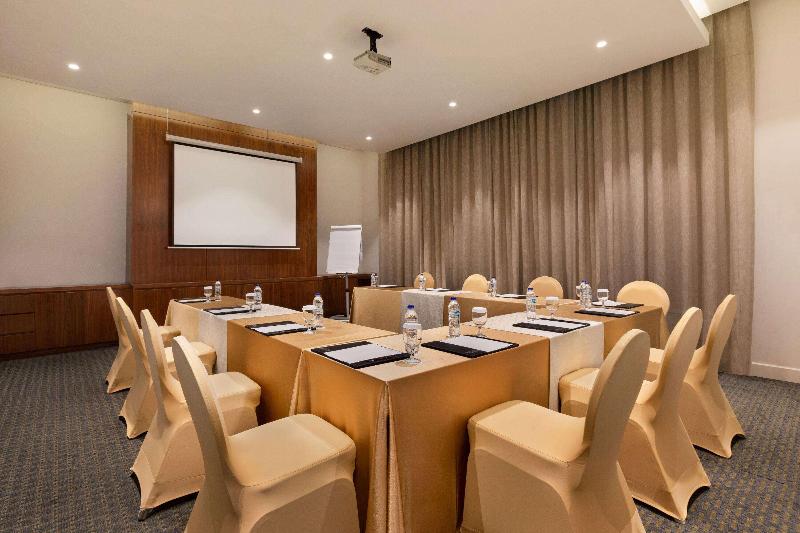 Ramada By Wyndham Dubai Barsha Heights Ex AurisInn - Toplantı