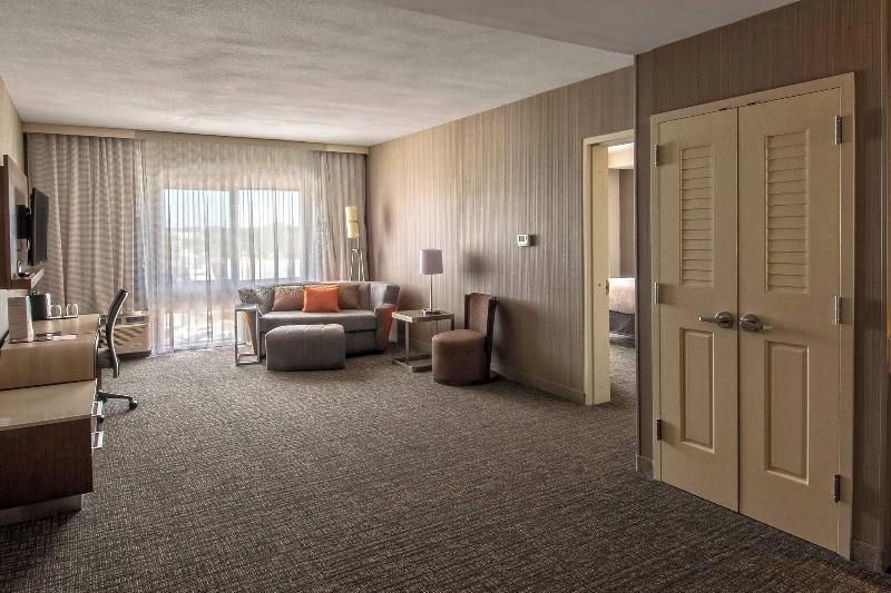 Courtyard Westbury Long Island - Oda