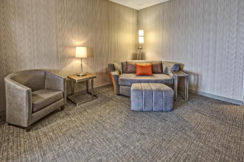 Courtyard Westbury Long Island - Oda