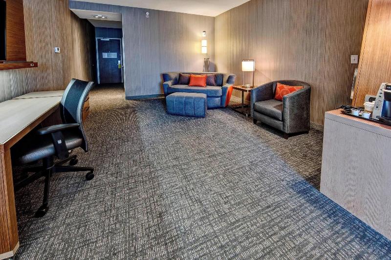 Courtyard Westbury Long Island - Oda