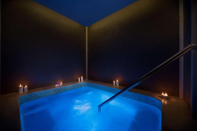 AlRayyan Hotel Doha, Curio Collection by Hilton - Havuz
