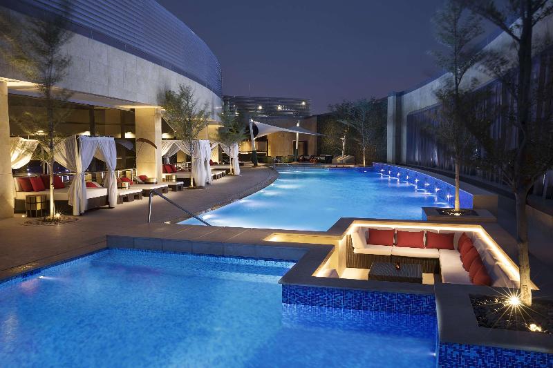 AlRayyan Hotel Doha, Curio Collection by Hilton - Havuz