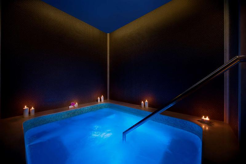 AlRayyan Hotel Doha, Curio Collection by Hilton - Havuz
