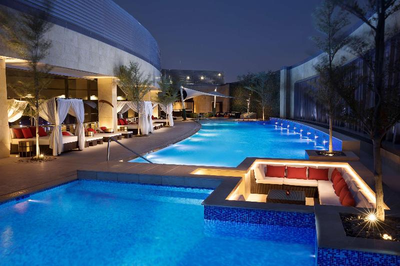 AlRayyan Hotel Doha, Curio Collection by Hilton - Havuz