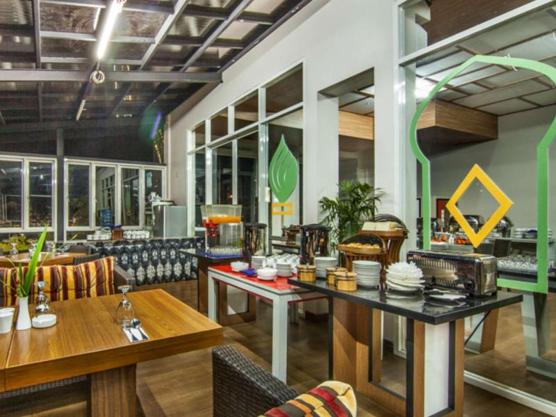 The Rizen Hotel Cisarua - Restoran