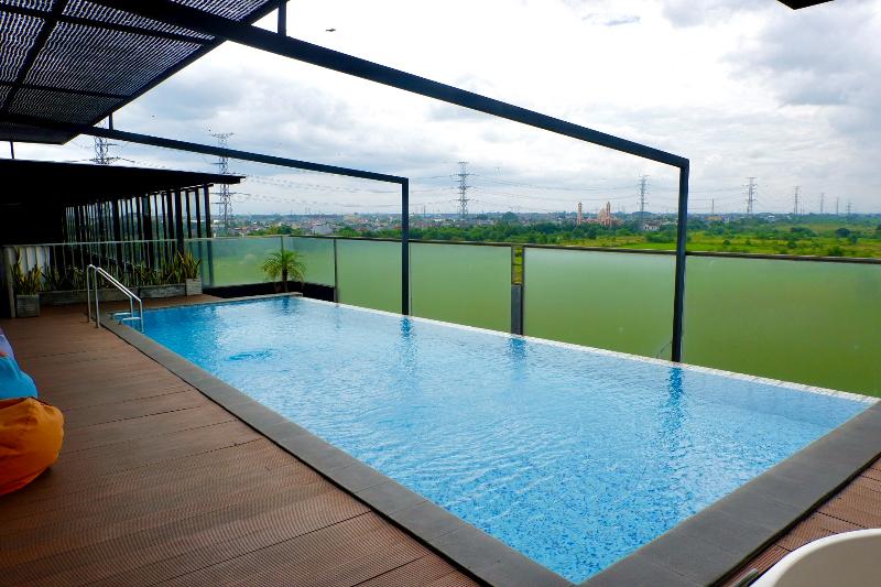 Lemo Hotel Serpong By Zuzu - Havuz