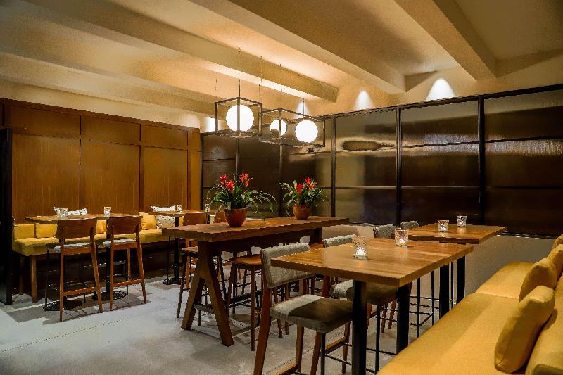 Arlo Nomad - Bar
