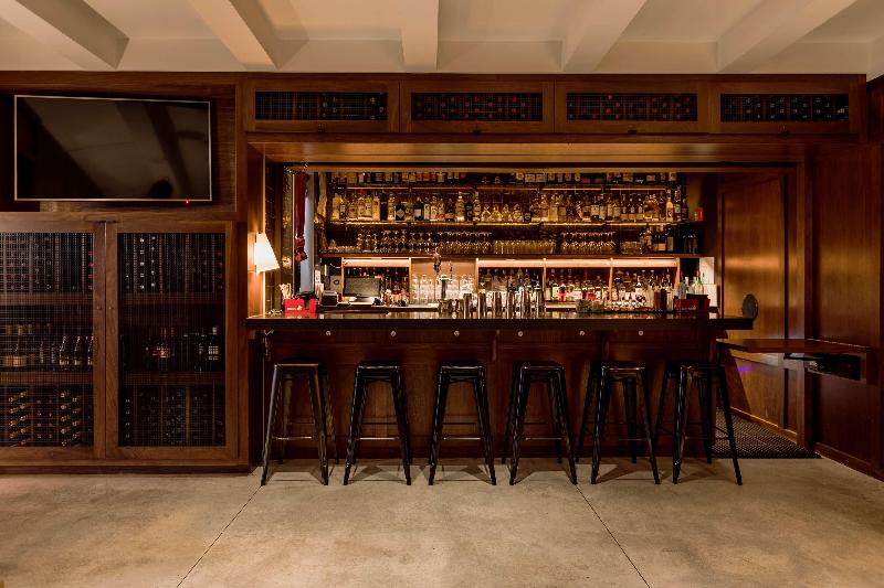 Arlo Nomad - Bar