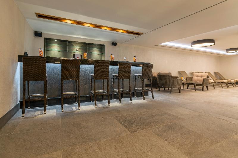 Golden Tulip Istanbul Bayrampasa (Halal Concept) - Havuz