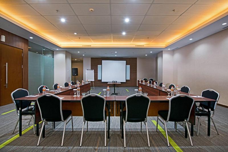 Grand Whiz Poins Square Simatupang - Toplantı