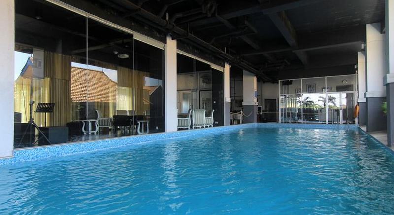 Grand Darmo Suite Hotel - Havuz