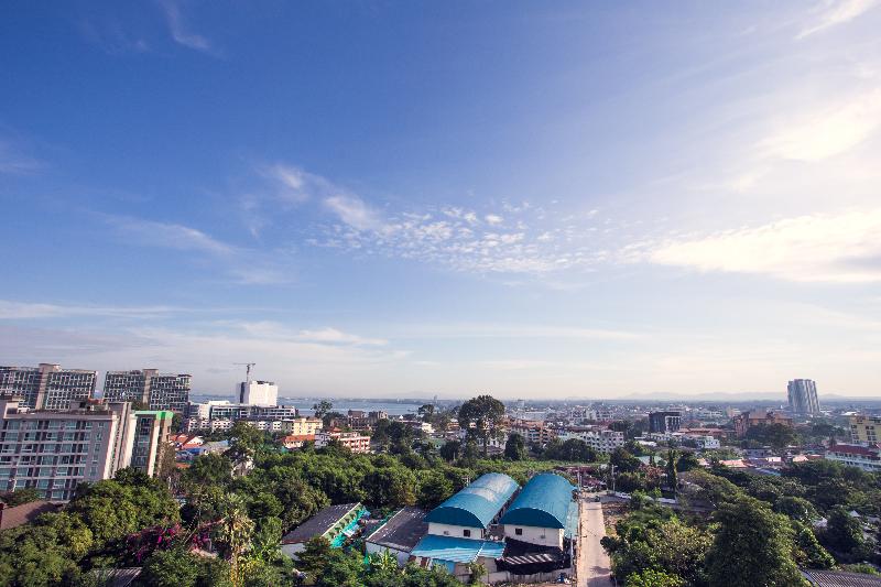 Golden Tulip Essential Pattaya Hotel - Plaj
