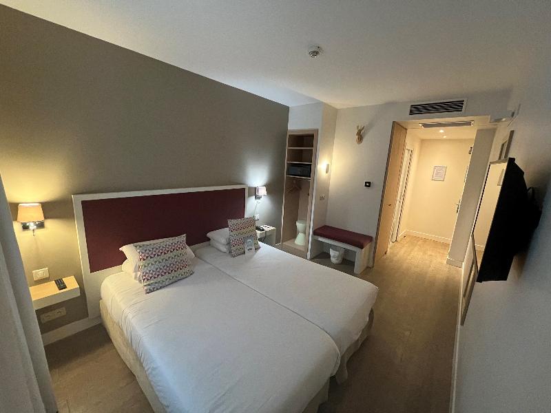 Kyriad Paris 18 Porte De Clignancourt Hotel - Oda