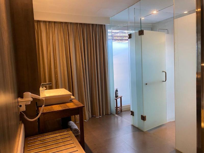 The Crystal Luxury Bay Resort Nusa Dua, Bali - Oda